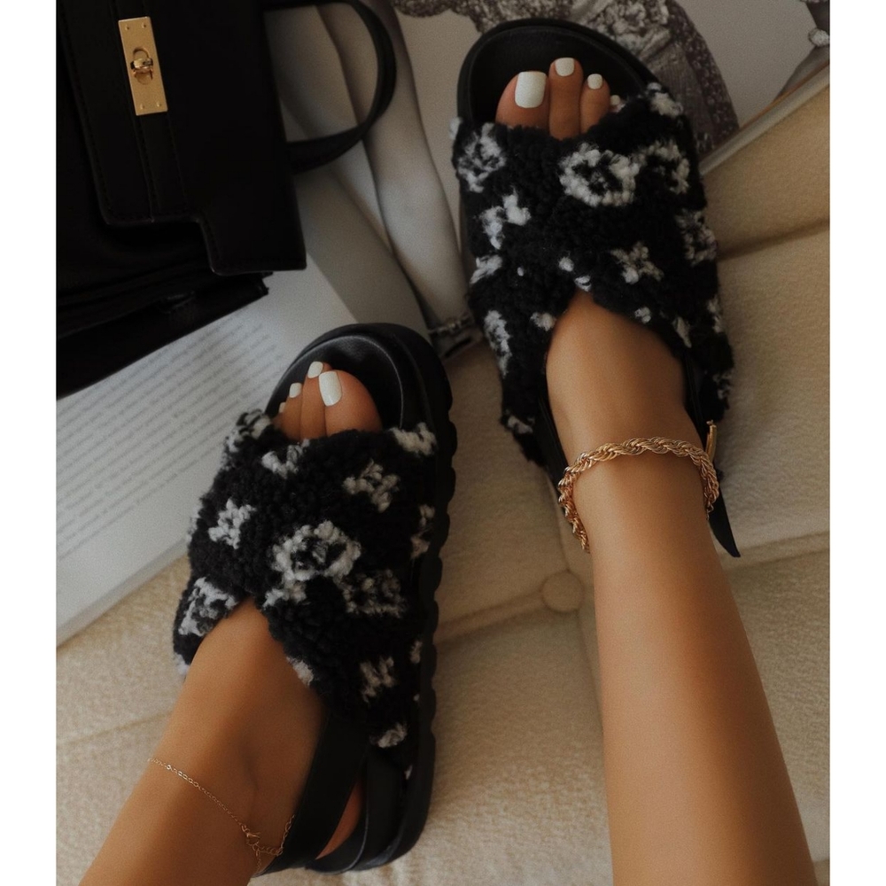 𝙇𝙖𝙨𝙩 5, 6 & 7 🖤🎥LIVING LUXE SANDALS - BLACK